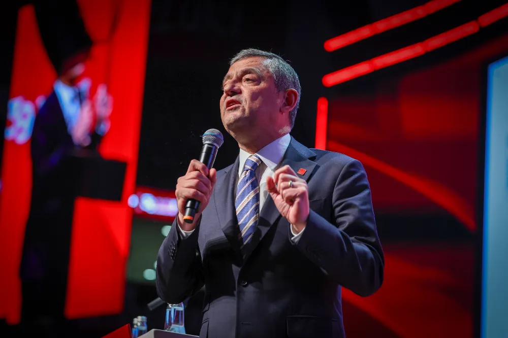 ÖZGÜR ÖZEL, YENİDEN CHP GENEL BAŞKANI SEÇİLDİ