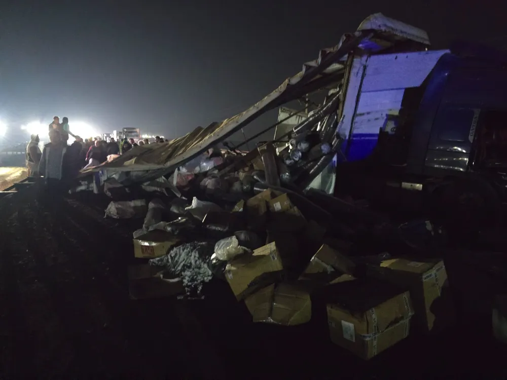 TEKSTİL MALZEMESİ YÜKLÜ TIR DEVRİLDİ: YOL TRAFİĞE KAPANDI