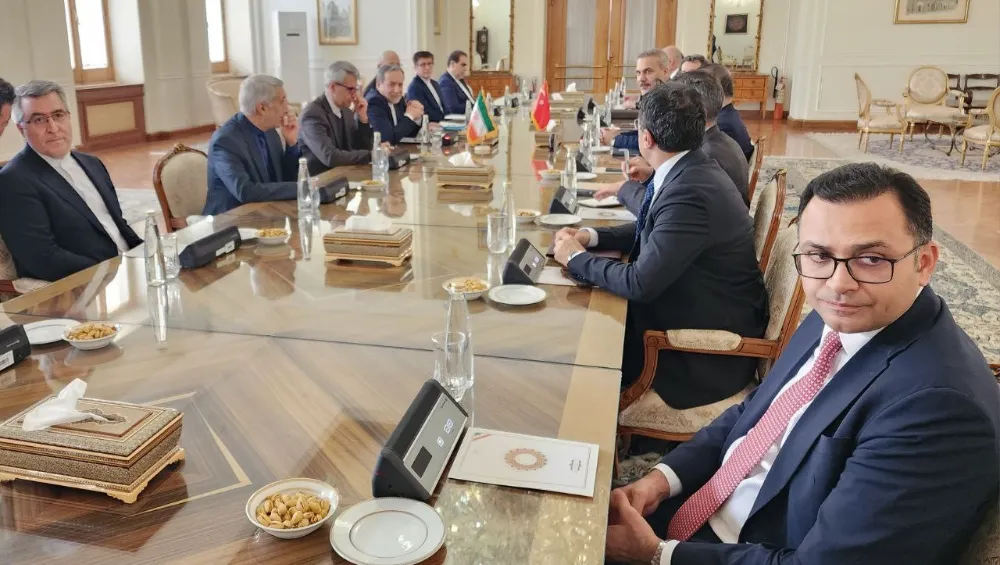 DIŞİŞLERİ BAKANI FİDAN, İRANLI MEVKİDAŞI ARAKÇİ İLE BİR ARAYA GELDİ