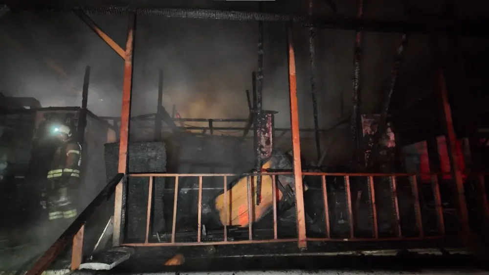 BEYKOZ’DA ŞÖMİNEDEN ÇIKAN YANGIN RESTORANI KÜLE ÇEVİRDİ