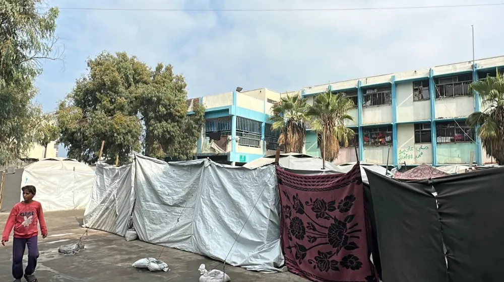 GAZZE’DE ÇOCUKLAR ENKAZA DÖNEN OKULLARDA DERS BAŞI YAPTI