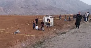 KAHRAMANMARAŞ’TA İŞÇİLERİ TAŞIYAN MİNİBÜS TAKLA ATTI: 2 ÖLÜ, 7 YARALI