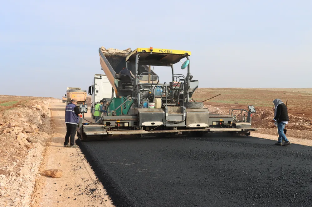 BAŞKAN GÜLPINAR’IN KIRSAL ASFALT HAMLESİNDE SON 15 KM! 
