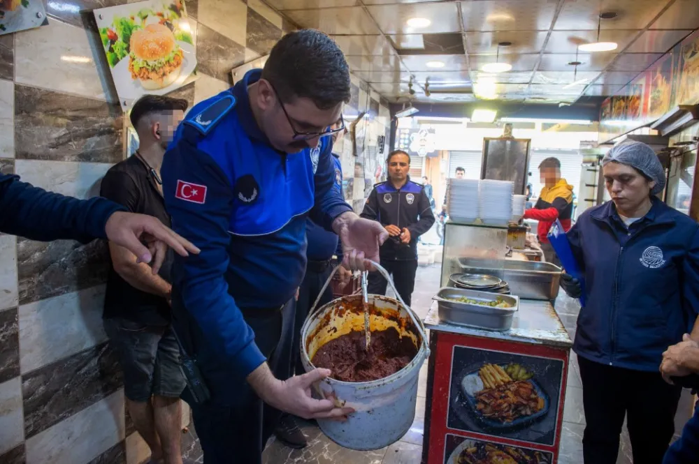 DÖNERCİDEN KURTLU SALÇA VE TURŞU ÇIKTI