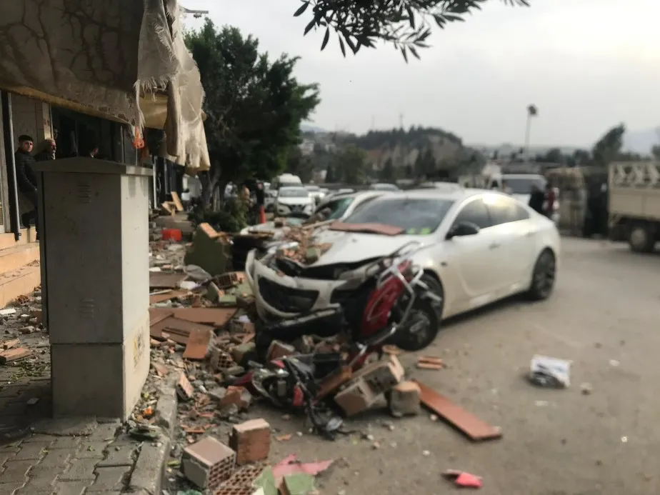 FIRTINANIN ETKİSİYLE YIKILAN DUVAR 3 OTOMOBİLE VE 1 MOTOSİKLET ZARAR VERDİ