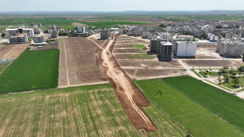 SURUÇ’A 6 KİLOMETRE UZUNLUĞUNDA VE 22 METRE GENİŞLİĞİNDE YENİ YOL KAZANDIRILIYOR