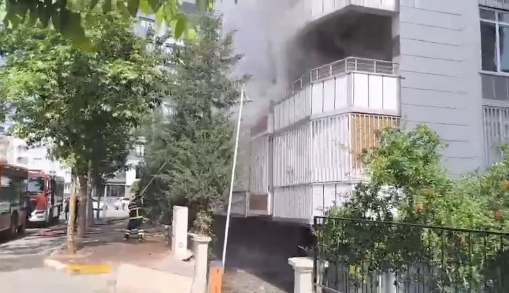 YANGIN NEDENİYLE APARTMANDA MAHSUR KALAN 4 KİŞİ KURTARILDI