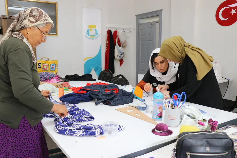 HALİLİYE’DE KADINLAR, DİKİŞ-NAKIŞ KURSLARIYLA HEM ÖĞRENİYOR HEM ÜRETİYOR