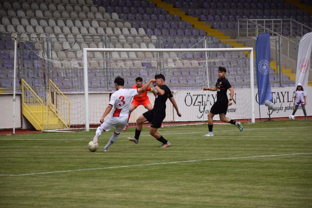 OKUL SPORLARI FUTBOL GENÇ ERKEKLER TÜRKİYE ŞAMPİYONASI SONA ERDİ