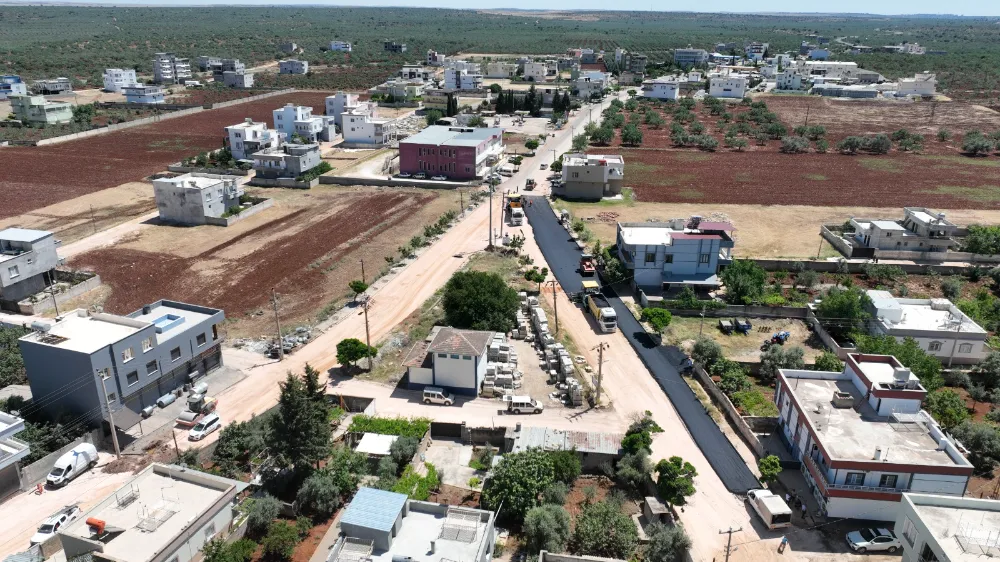 HALFETİ’NİN EN BÜYÜK YERLEŞİM YERİ, YILLAR SONRA SICAK ASFALTA KAVUŞUYOR 