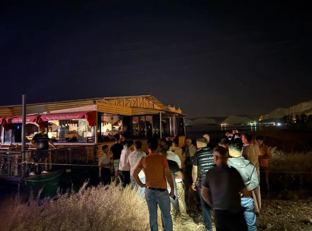 ŞANLIURFA’DA HALATLARI KOPAN DUBA RESTORAN MÜŞTERİLERLE BİRLİKTE FIRAT NEHRİ