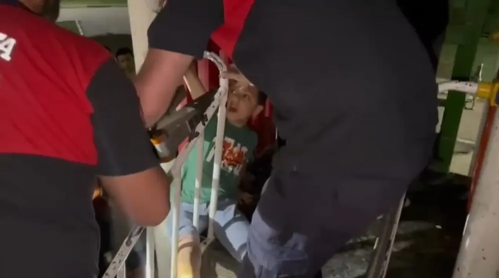 PARKTA AYAĞI OYUN GRUBU DEMİRLERİNE SIKIŞAN ÇOCUK, İTFAİYE EKİPLERİNCE KURTARILDI