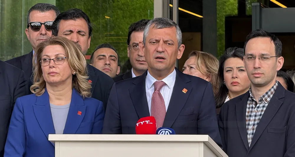 ÖZGÜR ÖZEL FİZİKİ SALDIRIYA UĞRADI