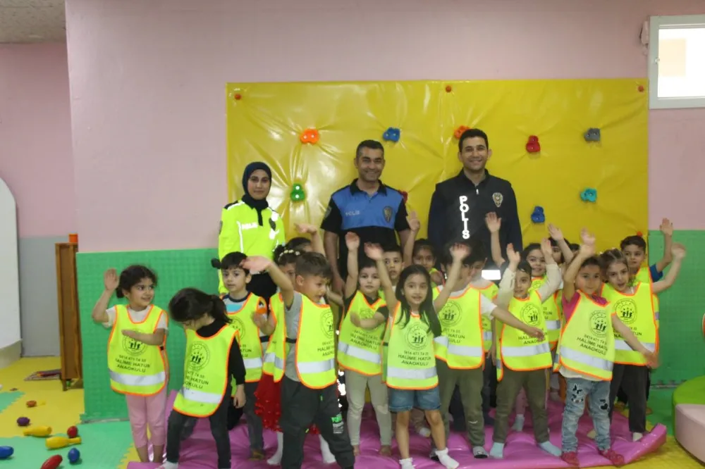 POLİSLER ÇOCUKLARIN OYUN MERKEZİNE GİTME HAYALİNİ GERÇEKLEŞTİRDİ