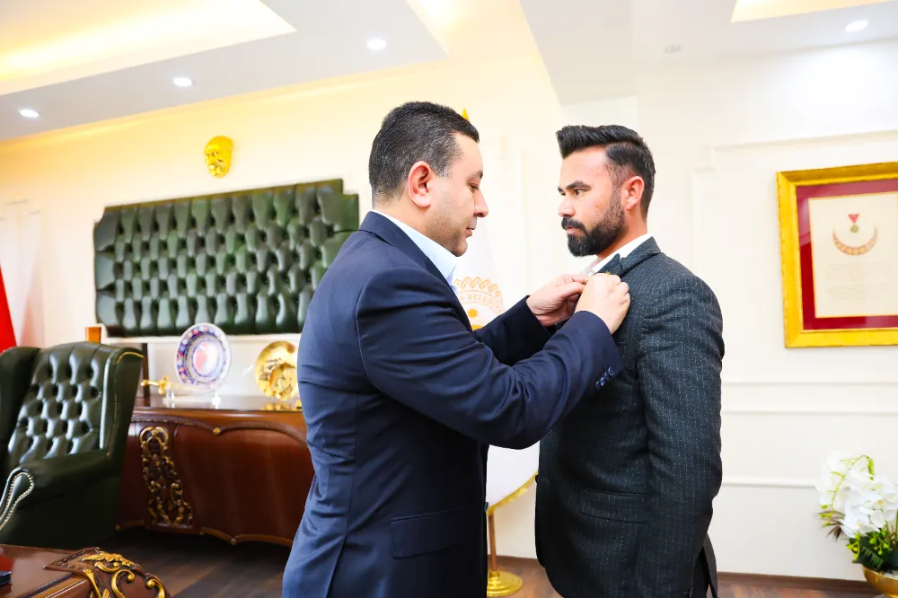 YENİDEN REFAH PARTİSİNDEN İSTİFA EDEREK MHP’YE GEÇTİ: ROZETİNİ BAŞKAN ÖZYAVUZ TAKTI