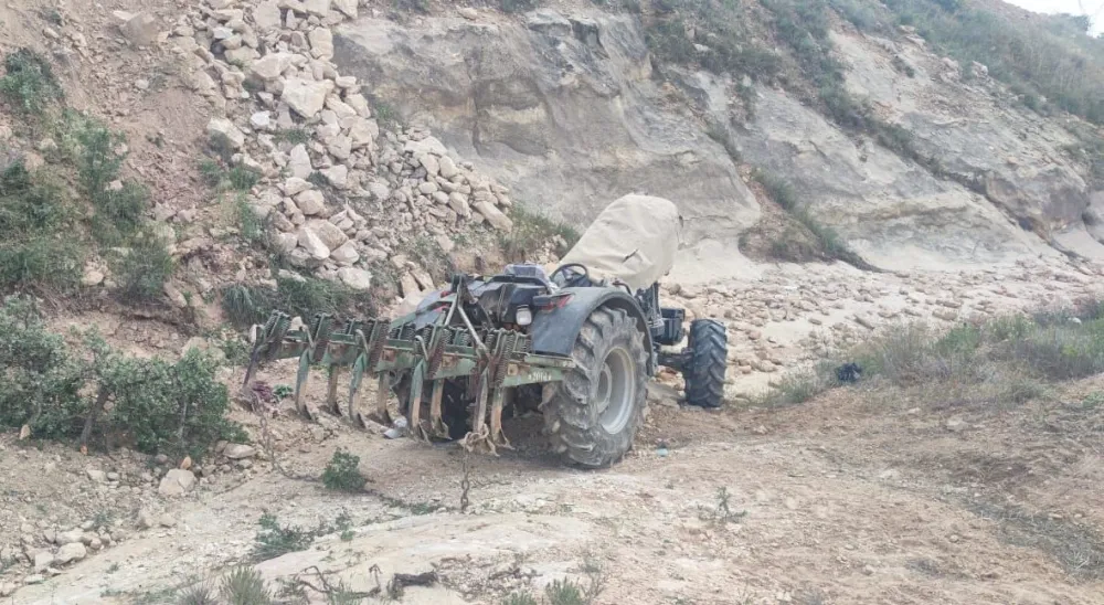 DEVRİLEN TRAKTÖRÜN ALTINDA KALAN GENÇ HAYATINI KAYBETTİ