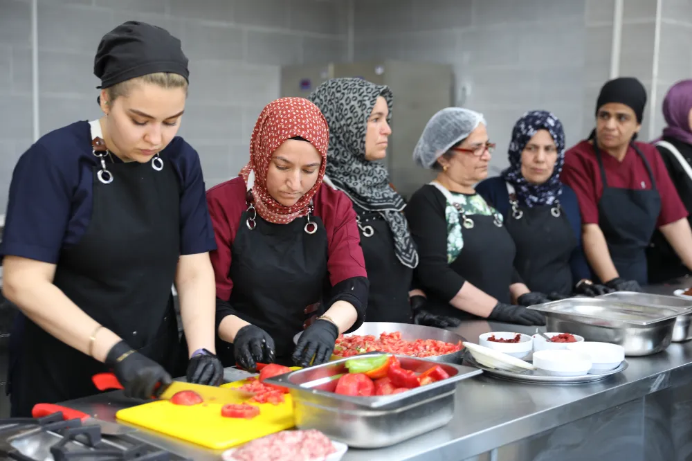 DÜNYA MUTFAĞI VE YÖRESEL YEMEKLER KADINLARIN ELİNDE TAT BULUYOR