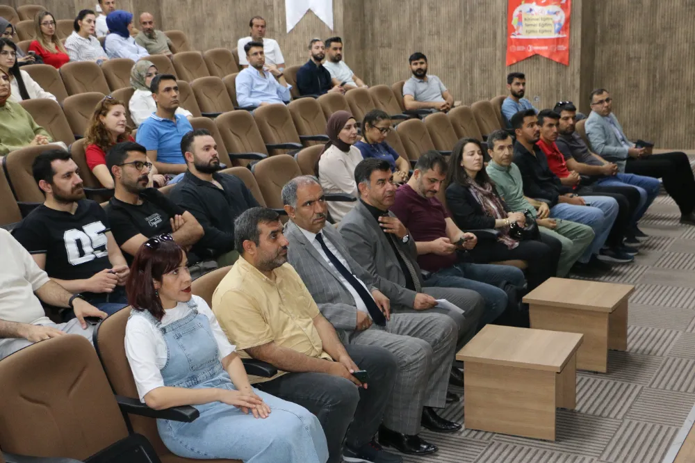 KÖY OKULLARINDA GÖREV YAPAN ÖĞRETMENLER İÇİN EĞİTİM PROGRAMI DÜZENLENDİ