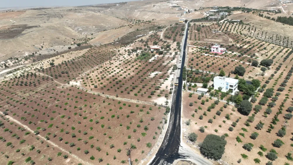 BÜYÜKŞEHİR, KARAKÖPRÜ’NÜN KIRSAL YOLLARINI YENİLİYOR