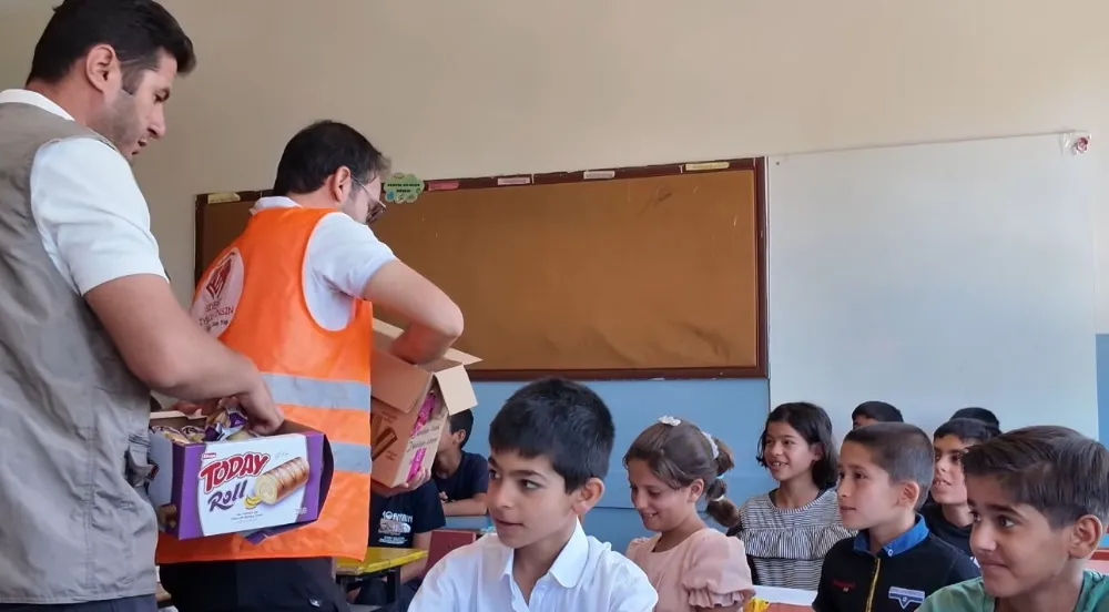 Siverek’te öğrencilere karne gününde dondurma ve kek ikram edildi