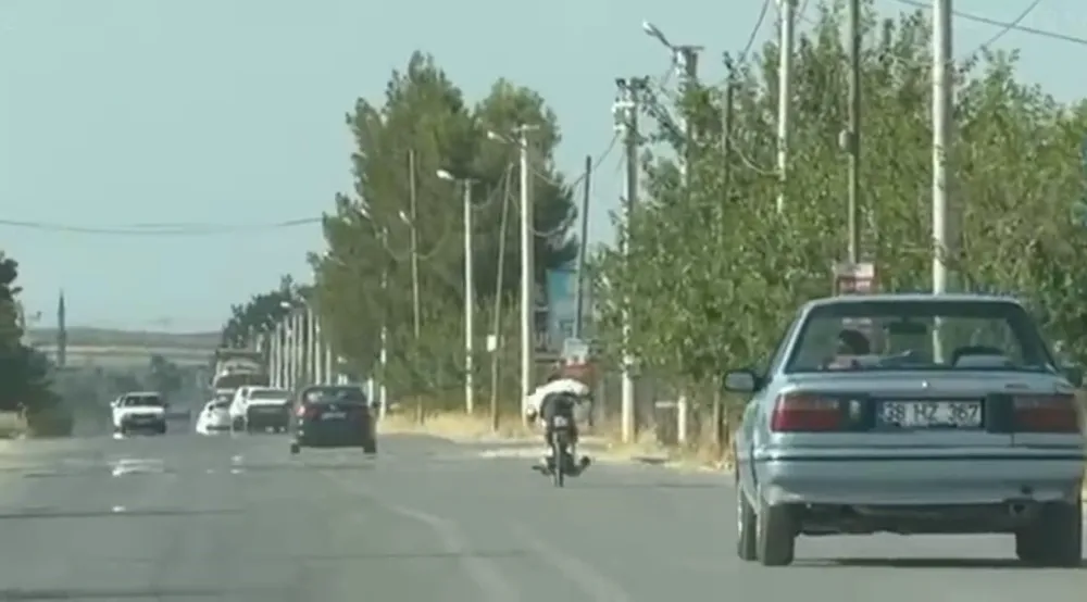 MOTOSİKLET SÜRÜCÜSÜ ÖLÜME DAVETİYE ÇIKARTTI