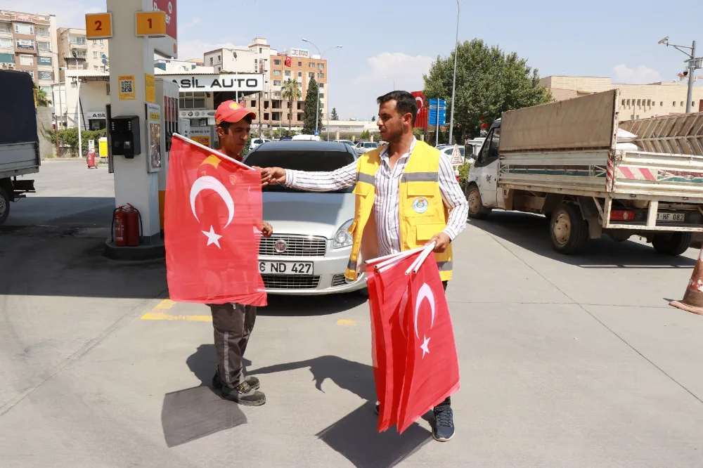 HALİLİYE BELEDİYESİ İLÇEYİ BAYRAKLARLA DONATIYOR