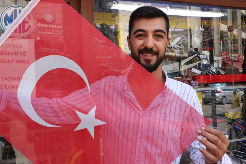 ŞANLIURFA, BÜYÜKŞEHİR BELEDİYESİNİN DAĞITTIĞI BAYRAKLARLA DONATILDI
