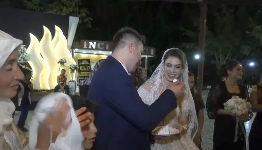 DÜĞÜN PASTASI 60 DAVETLİYİ HASTANELİK ETTİ