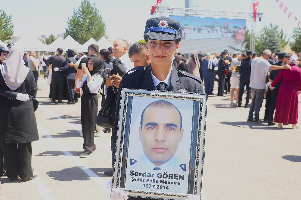 ŞEHİT BABASININ İZİNDEN GİTTİ, O DA BUGÜN MEZUN OLDU