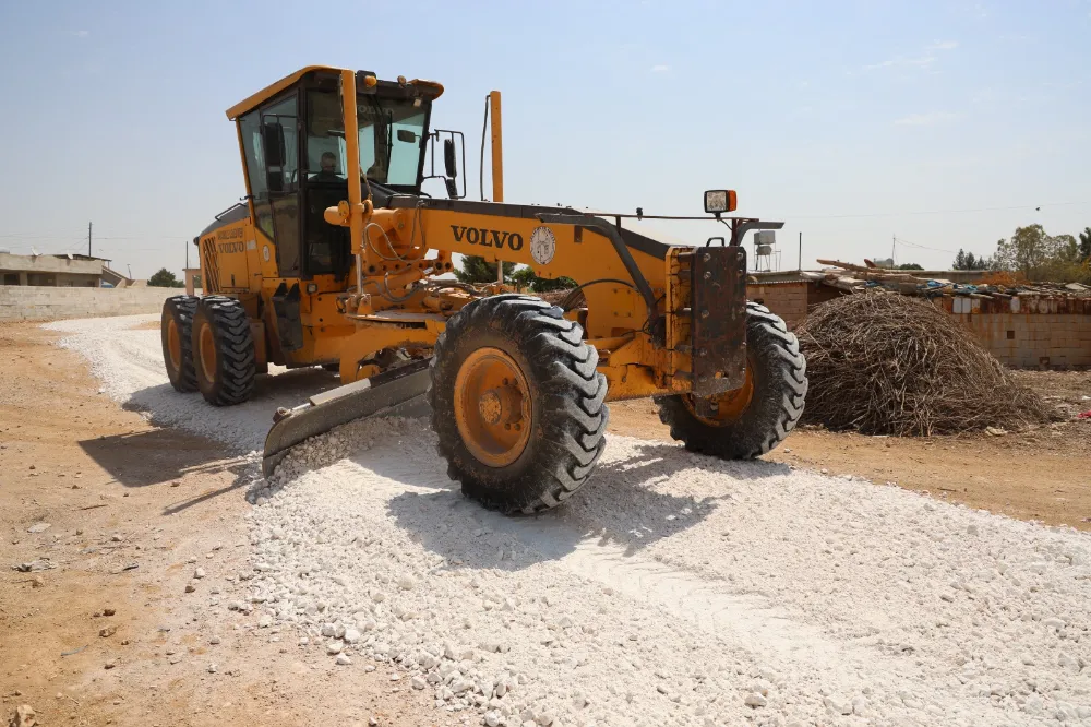 AKÇAKALE BELEDİYESİ, KIRSAL MAHALLELERDE STABİLİZE YOL ÇALIŞMALARINI HIZLANDIRIYOR
