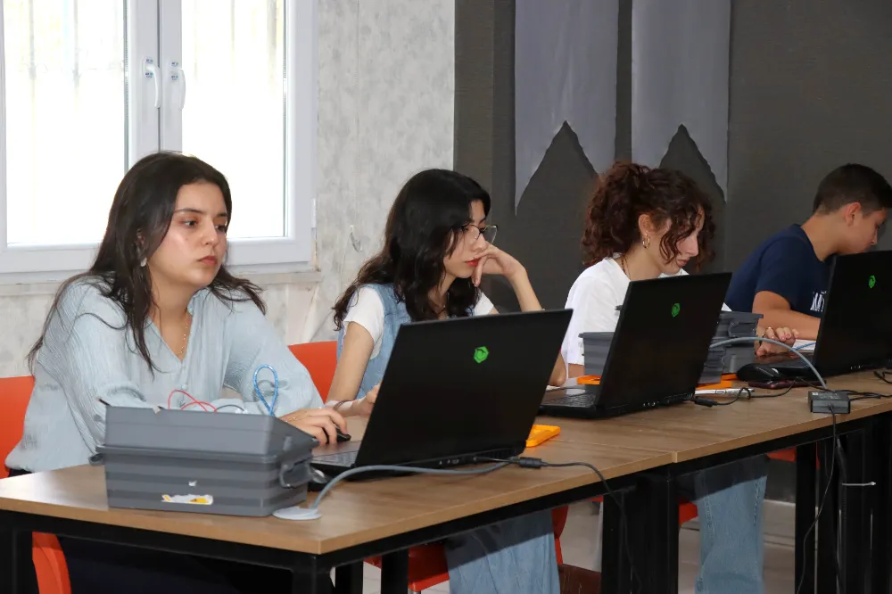 KARAKÖPRÜ BELEDİYESİNDEN ÇOCUKLAR VE GENÇLER İÇİN ROBOTİK KODLAMA EĞİTİMİ