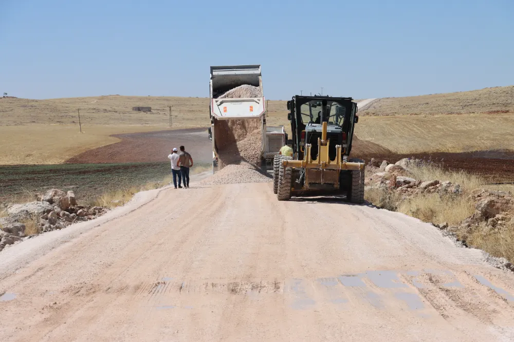 BÜYÜKŞEHİR, HALİLİYE’DE 7 KİLOMETRELİK GRUP YOLUNU SATHİ ASFALTLA YENİLİYOR