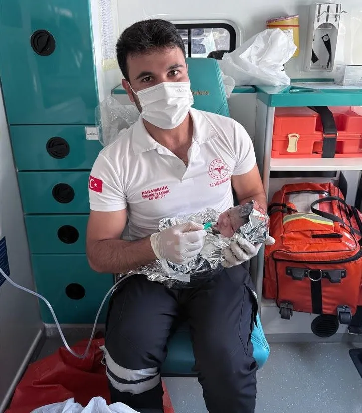 HASTANEYE GÖTÜRÜLÜRKEN AMBULANSTA DOĞUM YAPTI