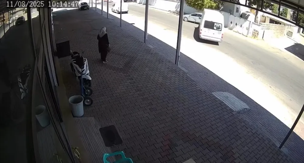 YOLA KONTROLSÜZ ÇIKAN MİNİBÜS KAZAYA NEDEN OLDU