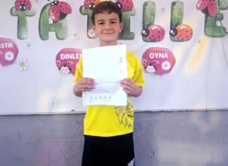 MERMER YÜKLÜ KAMYON DEVRİLDİ, SÜRÜCÜNÜN 7 YAŞINDAKİ OĞLU HAYATINI KAYBETTİ