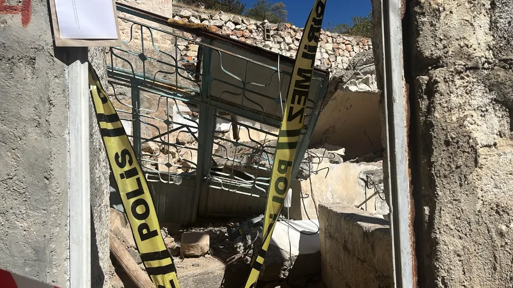 TADİLATINI YAPTIĞI EVDE GÖÇÜK ALTINDA KALDI