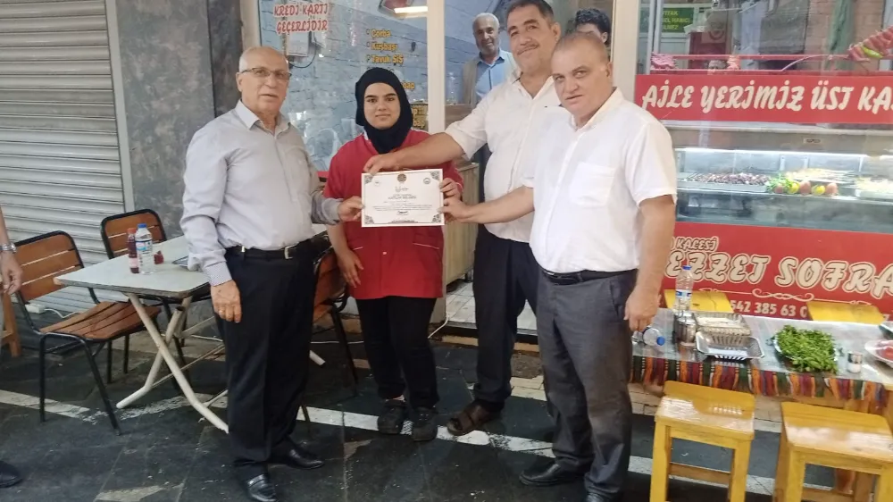 EĞİTİME KATILAN ESNAFA BELGELERİ VERİLDİ