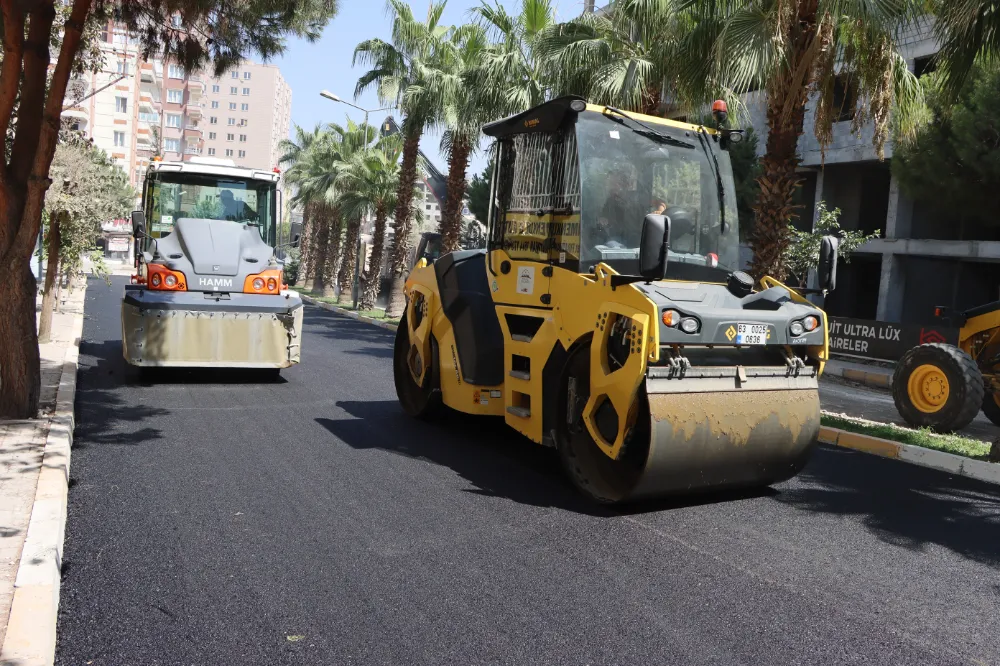 KARAKÖPRÜ’DE DEFORME OLAN YOLLAR SICAK ASFALTLA YENİLENİYOR