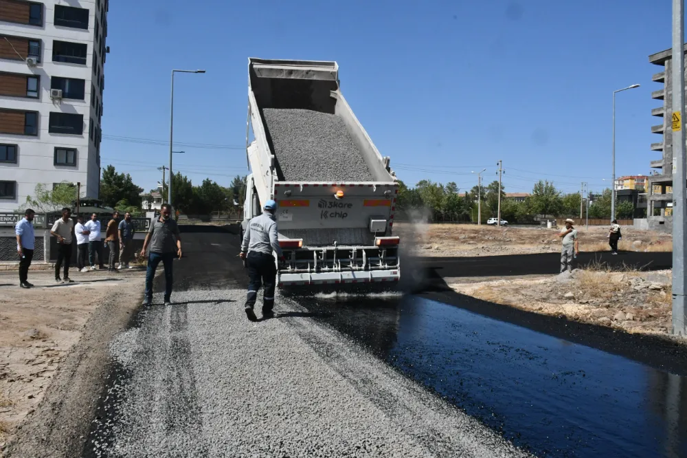 SİVEREK’TE SATHİ ASFALT KAPLAMA ÇALIŞMALARI SÜRÜYOR