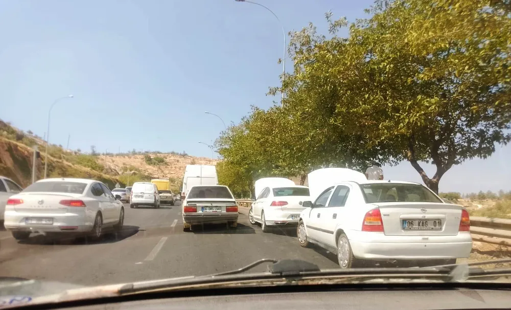 YOL KENARINA PARK EDEN SÜRÜCÜLER KAPUTU AÇIP BEKLEDİ