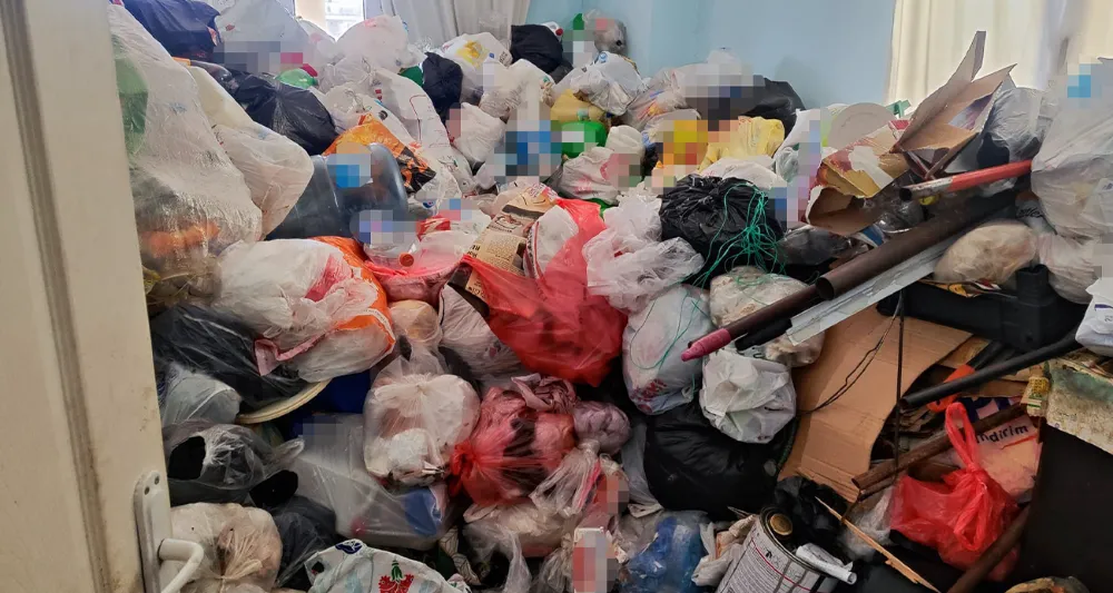 ADANA’DA APARTMAN DAİRESİNDEN İKİ KAMYON ÇÖP ÇIKTI