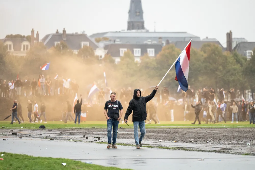 HOLLANDA’DA GÖÇMENLİK KARŞITI GÖSTERİLERDE PROTESTOCULAR POLİSLE ÇATIŞTI              