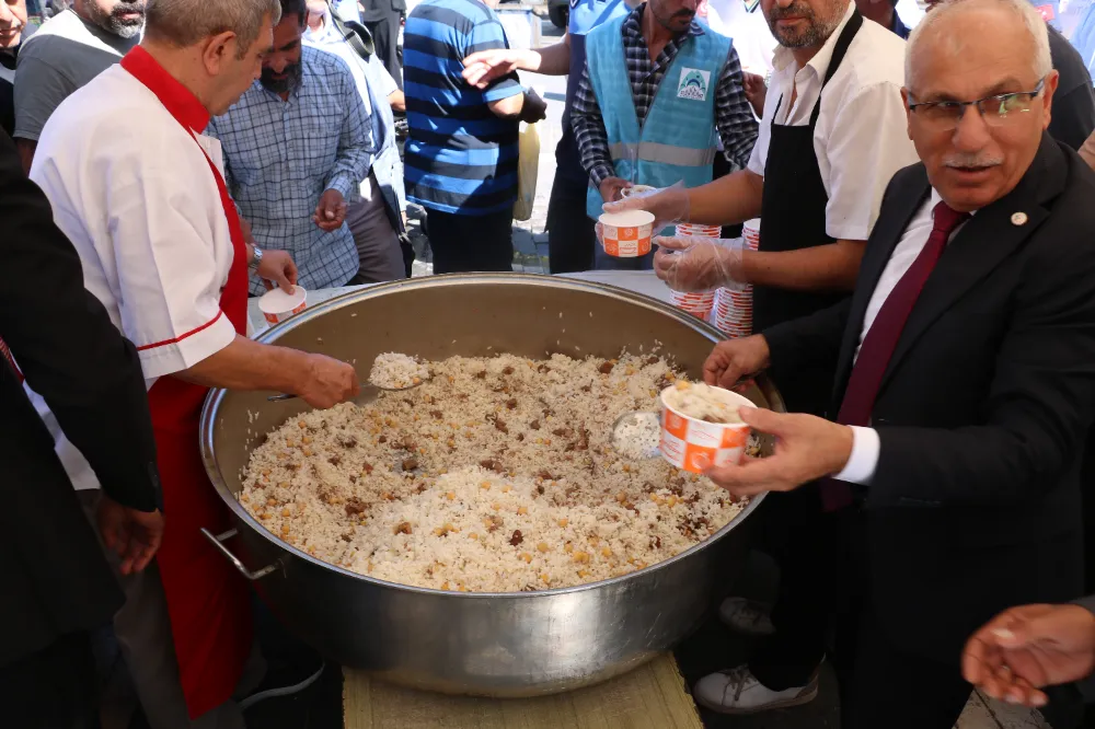 ŞANLIURFA’DA 3 BİN KİŞİYE ETLİ PİLAV DAĞITILDI