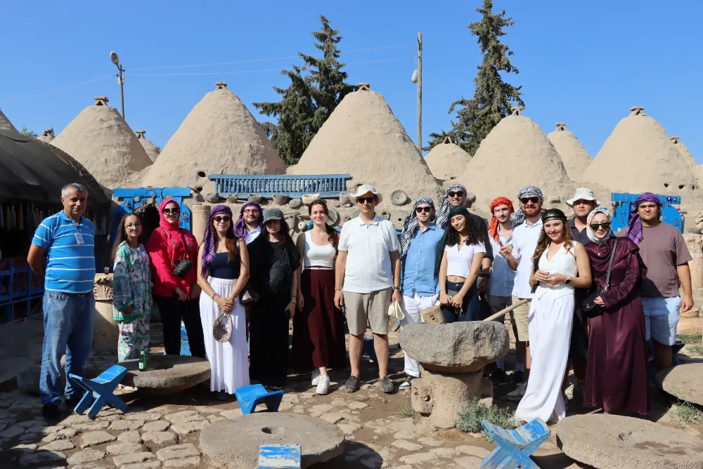 ÜNİVERSİTELİ ÖĞRENCİLER, BÜYÜKŞEHİR İLE URFA’YI KEŞFETTİ