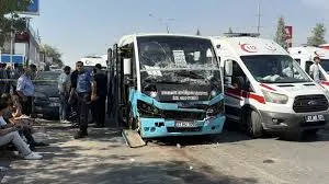 DİYARBAKIR’DA FRENİ PATLAYAN HALK OTOBÜSÜ DURAKTA BEKLEYEN BAŞKA OTOBÜSE ÇARPTI: 20 YARALI