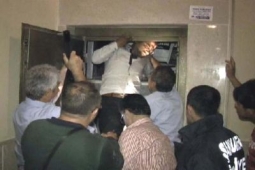 Asansörde Mahsur Kalan Aileyi İtfaiye Kurtardı