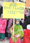 Yeni Kılık ve Kıyafet Yönetmeliği Protesto Edildi