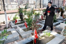 Şehitlere Karanfilli Anma