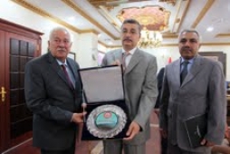 VALİ GÜVENÇ, URFA KÜLTÜRÜNE KATKILARINDAN DOLAYI HALİL BİNBAŞIOĞLU?NA PLAKET VERDİ