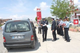 Polisler, Bu Kez Karanfil, Çikolata ve Balon Vermek İçin Durdurdu